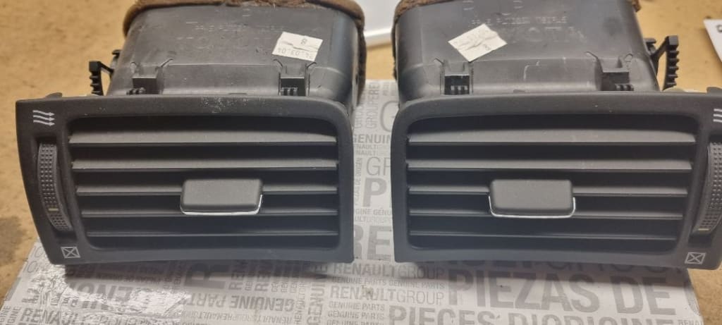 01840 Grila aerisire bord stanga 80896 - 02489 Grila aerisire bord dreapta - toyota avensis 80797