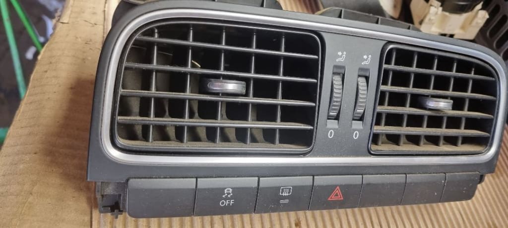 05291 Grila aerisire centrala bord vw polo 6r 6r0819728