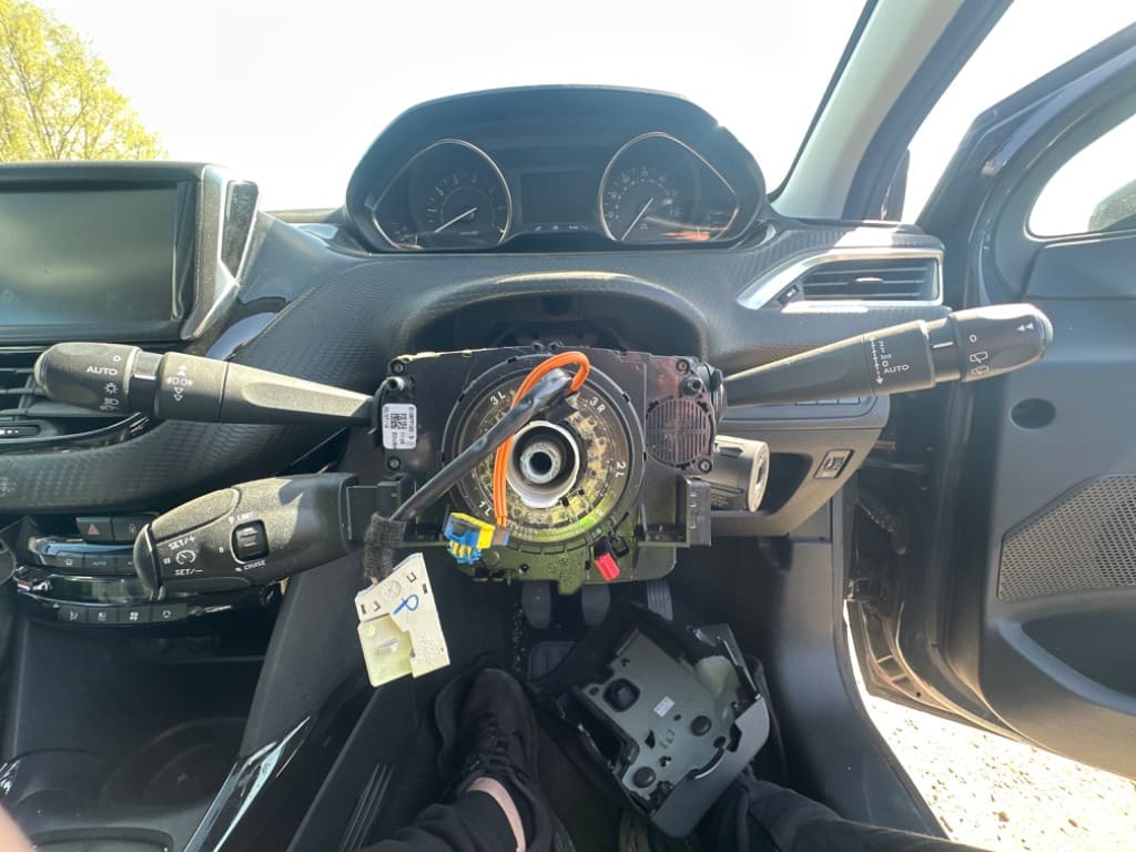 Spira Volan cu Manete + Pilot Automat Peugeot 208 / 2008 cod 98081769ZD