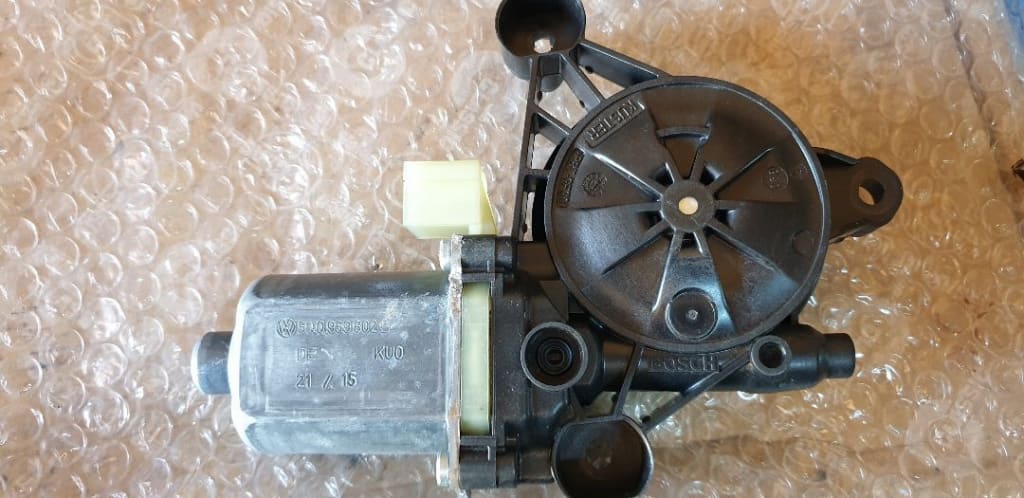 02065 05345 Motoras geam stanga spate vw passat b8 golf 7 octavia 3 5q0959801b
