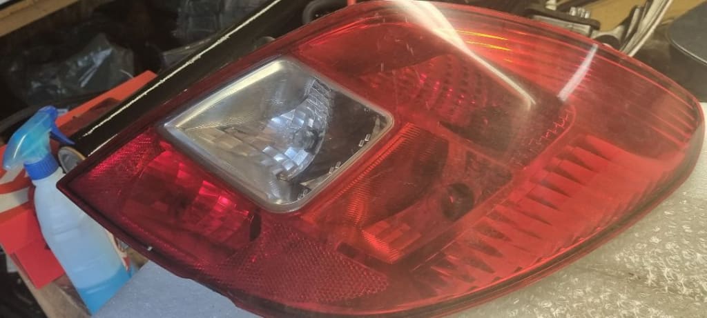 06098 Stop dreapta aripa opel corsa d cu defect in partea de jos 13269051