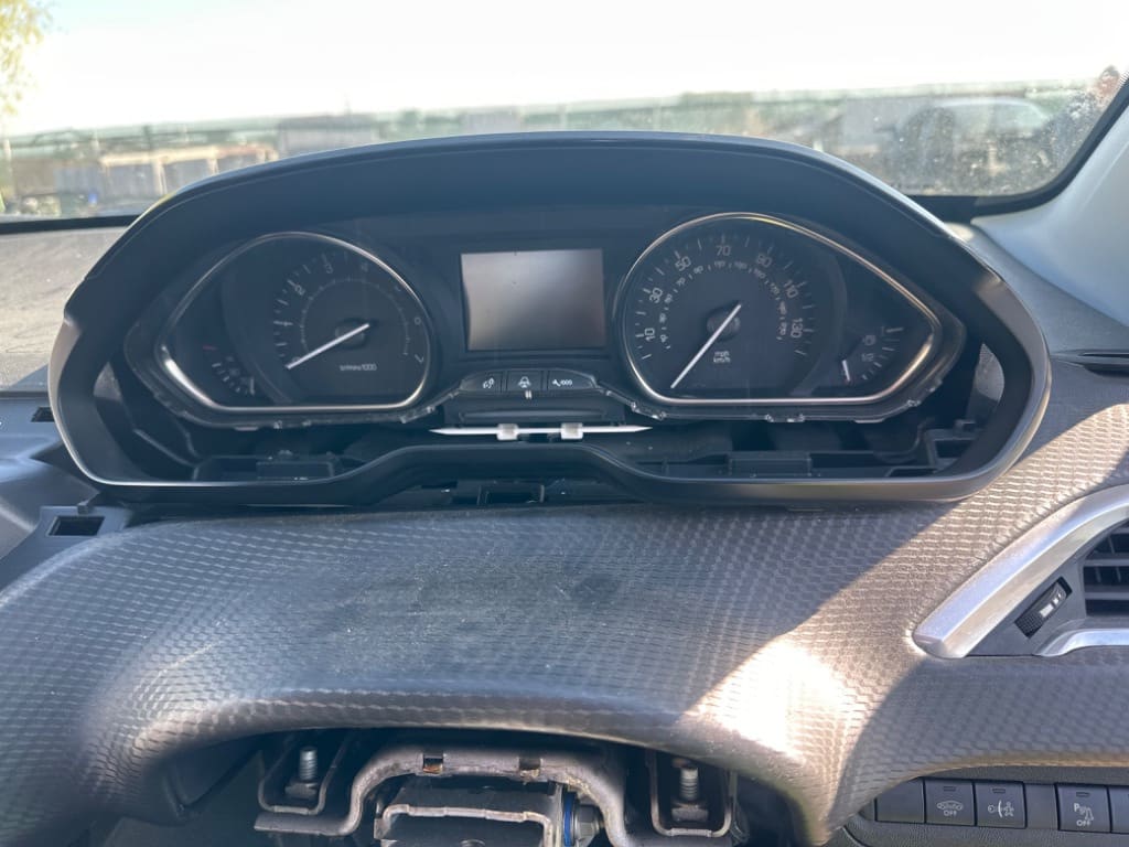 Trim / Ornament Ceasuri Bord Peugeot 2008 / 208 cod 9673859177