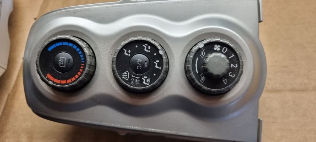 05516 Panou control comanda clima toyota yaris 55406od190