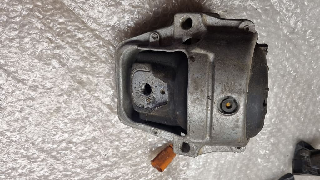 06682 Suport Tampon Motor Stanga cu Senzor Audi A4 A5 2.0 TDI 8k0199381