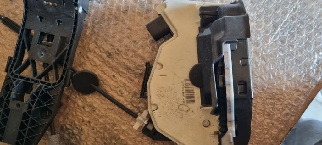 06112 Broasca usa stanga spate vw tiguan 5n0839015d