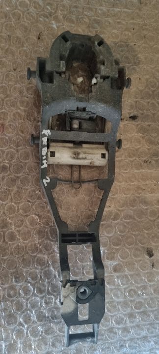 00105 Suport interior pentru maner exterior stanga fata sk fabia 2 5j0837886 1q0837865