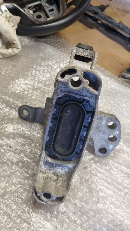 06526 Tampon stanga motor opel astra j 13248476