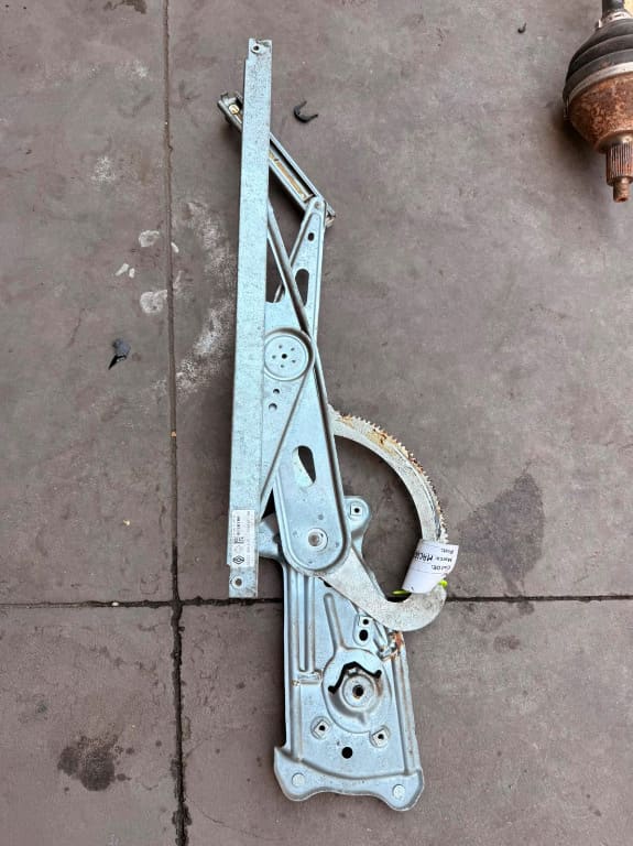 MACARA STANGA / USA FATA , COD 807210014R , RENAULT FLUENCE 807210014R