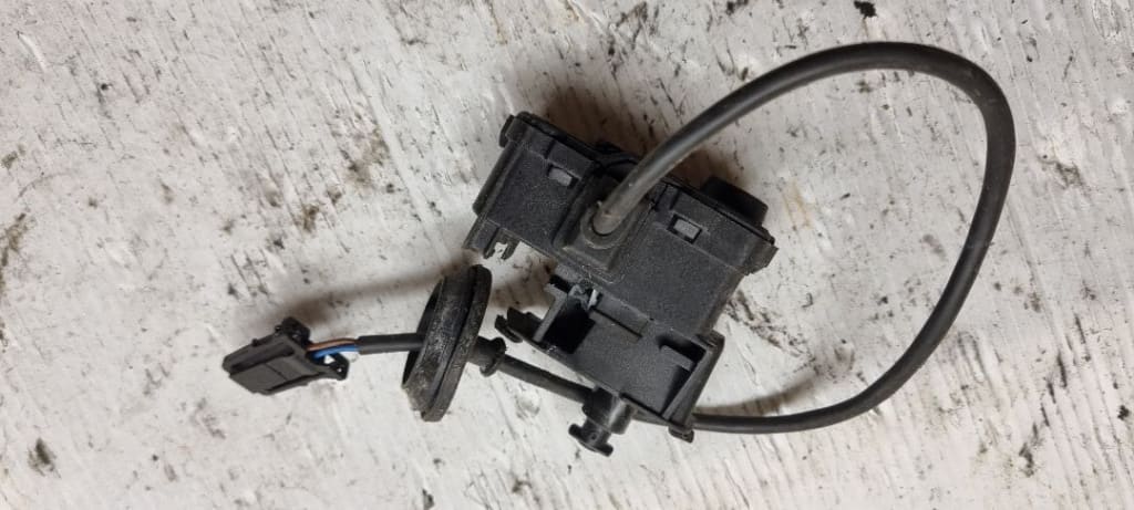 03952 Element reglaj inchidere clapeta rezervor vw 5c6810773b