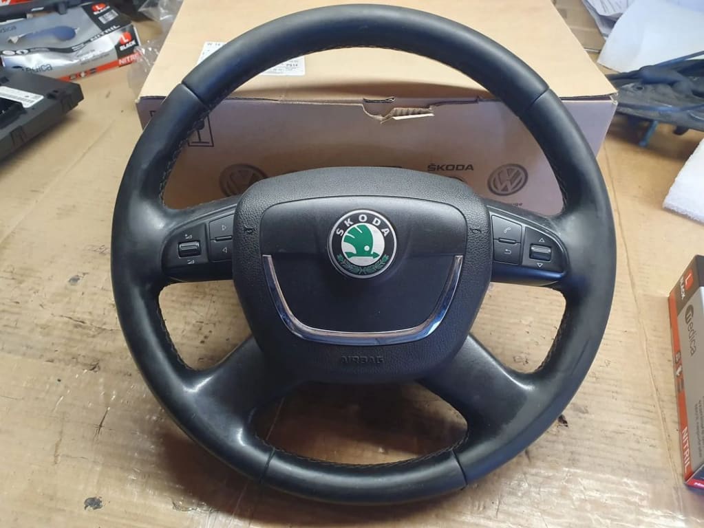 04719 Airbag volan 4 spite, cromat, cu codul original: 1Z0880201AH pentru Skoda Octavia 2