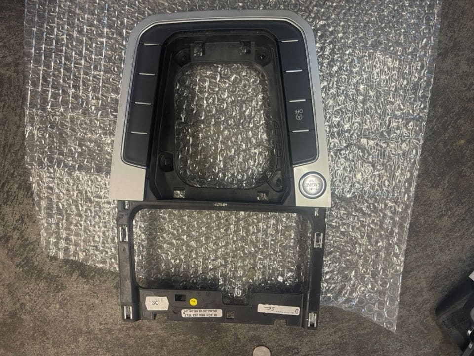 Consola Centrala / Ornament cu Butoane Volkswagen Passat B8 / Arteon Europa