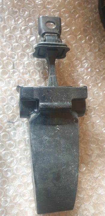 03934 Opritor /Limitator deschidere usa stanga fata Seat Toledo/ Skoda Rapid