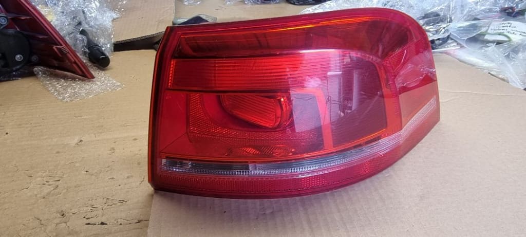 03103 Stop dreapta vw passat b7 break 3af945096c ciobit in colt