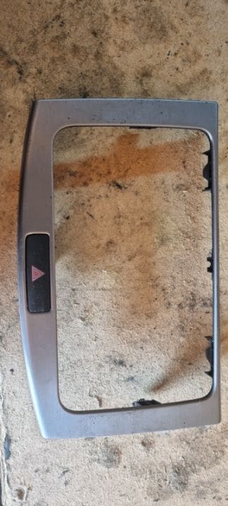 03762 Rama grila casetofon Vw Passat 3AA858069