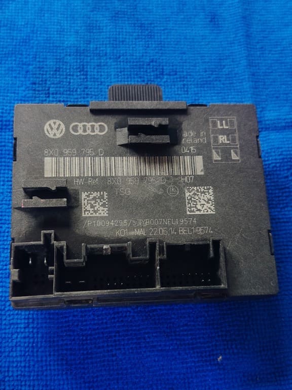 L28:Modul Calculator ușa stânga spate Skoda Superb 8X0959795D
