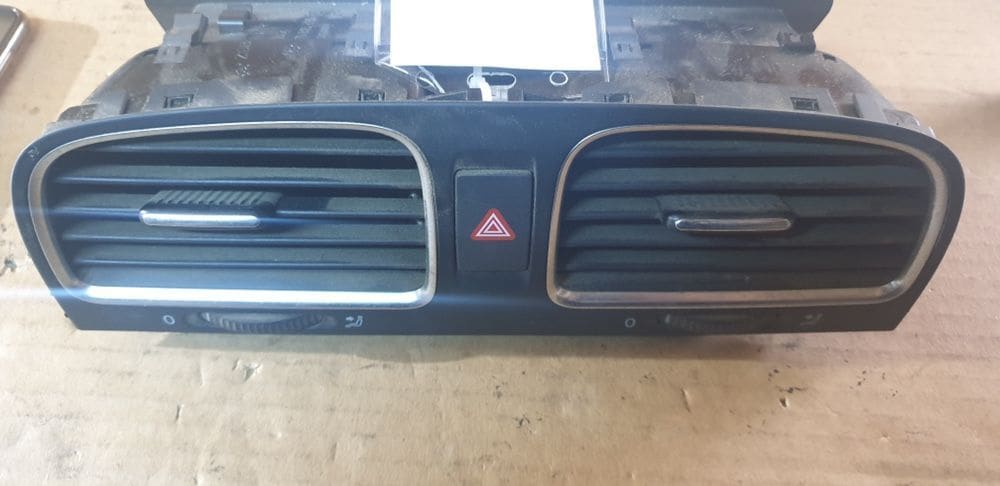 01159 Grila aer centrala bord Vw Golf 6