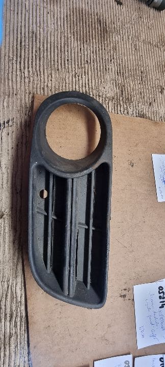 05834 Grila ventilatie bara protectie stanga cu locas proiector skoda fabia 6y0853665f