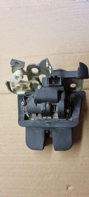 01036 Broasca incuietoare portbagaj haion audi a4 b8