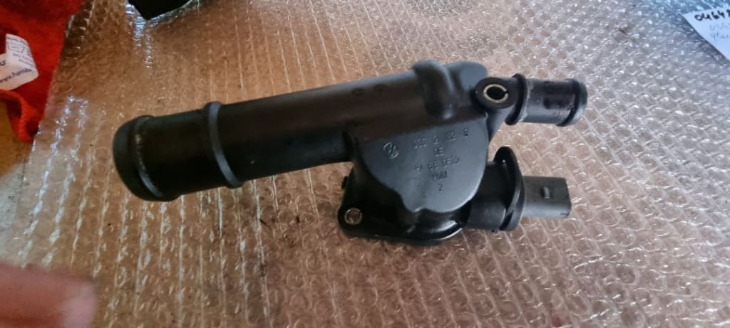04648 Flansa lichid racire 2.0 tdi 03g121132b