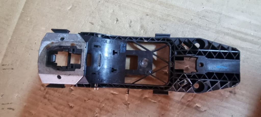04346 Suport maner interior stanga fata skoda superb 3t0837885d
