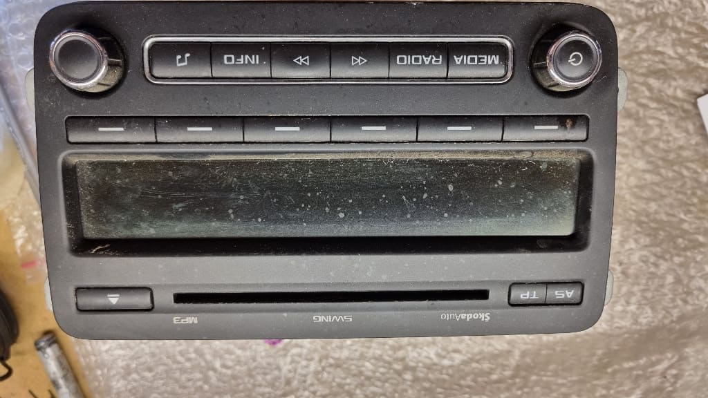 05709 Radio CD cu MP3 avand codul 5J0035161D pentru Skoda Fabia 2 SWING