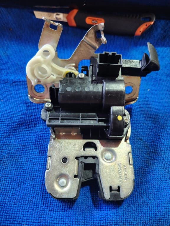 L26 Broasca Portbagaj VW Passat B8 / Audi A4 B9 3G0827503