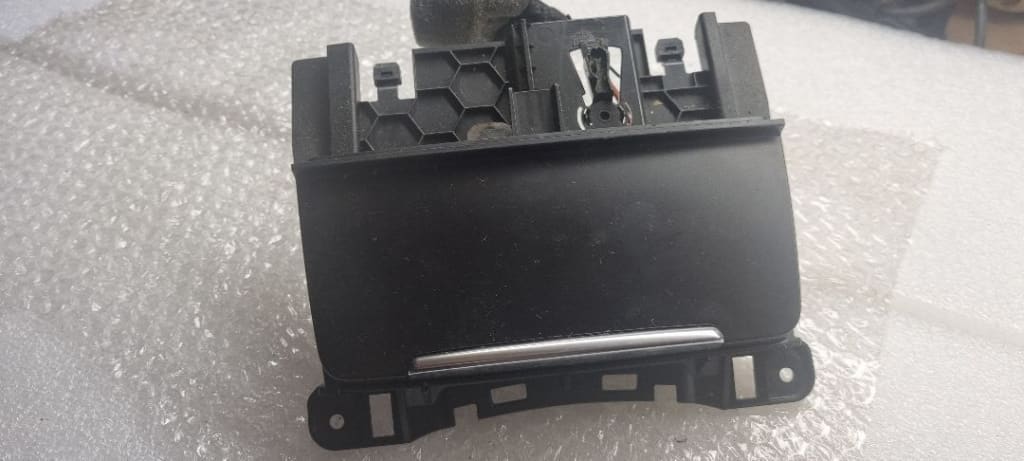 06047 Scrumiera audi a4 b8 8k0857951