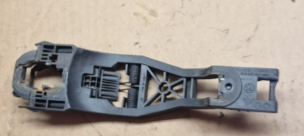 05920 Suport interior pentru maner exterior usa stanga spate sk octavia 2 6q4839865
