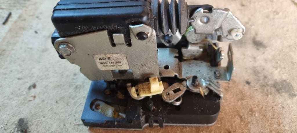 00046 Broasca usa stanga spate dacia sandero 8200735248