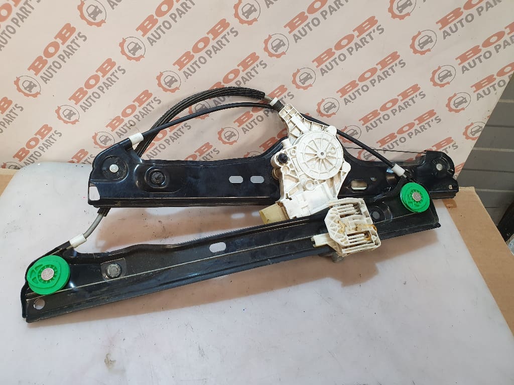 0105 6927028 7060266S MACARA USA DREAPTA FATA CU MOTORAS BMW E90