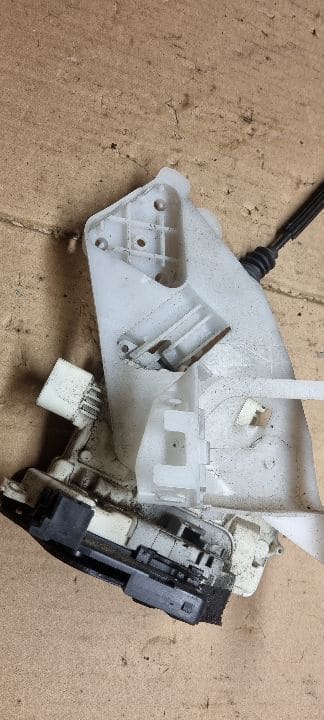 04919 03594 Broasca usa stanga spate vw passat b7 3c4839015a