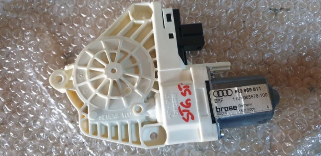 03902 Motoras geam stanga spate Audi A4 B8