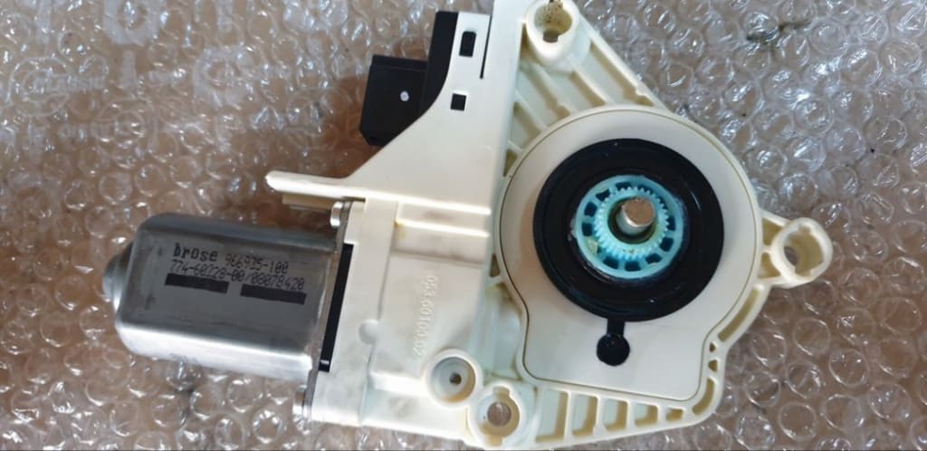 03901 Motoras Geam Dreapta Spate Audi A4 B8 8K095980
